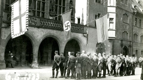 Hissung der Hakenkreuzfahne auf dem Freiburger Rathaus am 06.03.1933.