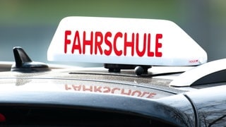 Ein betrunkener Fahrlehrer baut in Freiburg einen Unfall während der Fahrstunde und flüchtet.