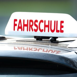 Ein betrunkener Fahrlehrer baut in Freiburg einen Unfall während der Fahrstunde und flüchtet.