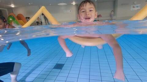 In Freiburg gibt es jetzt einen Schwimmkurs speziell für geflüchtete Kinder.