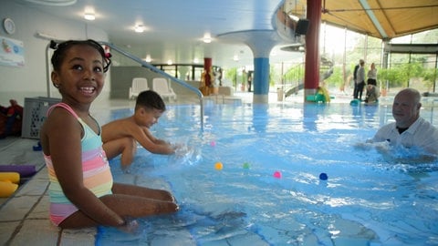 In Freiburg gibt es jetzt einen Schwimmkurs speziell für geflüchtete Kinder.