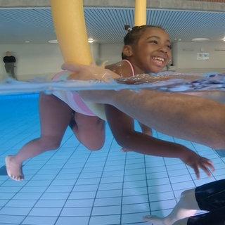 In Freiburg gibt es jetzt einen Schwimmkurs speziell für geflüchtete Kinder.