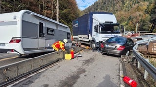 Der Lkw kollidierte seitlich mit dem Pkw und riss die Anhängerkupplung samt des Wohnwagens ab.