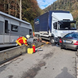 Der Lkw kollidierte seitlich mit dem Pkw und riss die Anhängerkupplung samt des Wohnwagens ab.