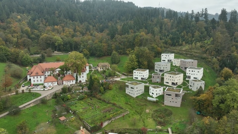 Das Gelände der United World College in Freiburg: Neben dem ehemaligen Kloster, das heut als Schule dient, stehen moderne Wohngebäude für die Schülerinnen und Schüler.