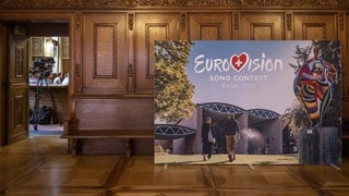 Ein Plakat mit dem Logo des Eurovision Song Contest (ESC) steht im Rathaus in Basel. 