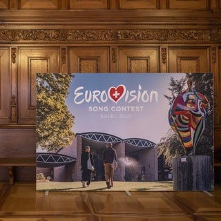 Ein Plakat mit dem Logo des Eurovision Song Contest (ESC) steht im Rathaus in Basel. 