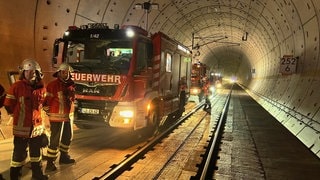 Rettungskräft im Einsatz bei einer Übung im Katzenbergtunnel zwischen Bad Bellingen und Efringen-Kirchen