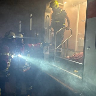 Rettungskräft im Einsatz bei einer Übung im Katzenbergtunnel zwischen Bad Bellingen und Efringen-Kirchen