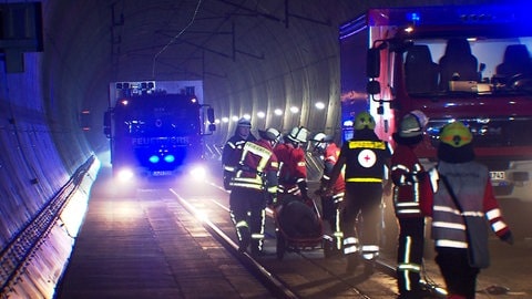 Rettungskräfte im Einsatz bei einer Übung im Katzenbergtunnel zwischen Bad Bellingen und Efringen-Kirchen.