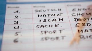 Ein Stundenplan, auf dem verschiedene Fächer eingetragen wurden. Unter anderem Islamunterricht, ein neues Fach an einigen Schulen.