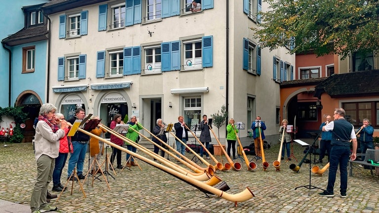 Alphornkurs mit spontanem Konzert bei sonnigem Herbstwetter in Staufen