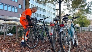 Fahrräder am Freiburger Hauptbahnhof werden für Bauarbeiten entfernt.