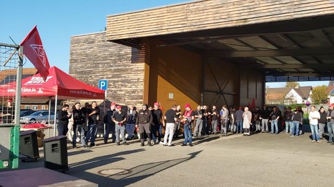 Warnstreik beim Autozulieferer PWO in Oberkirch (Ortenaukreis): Beschäftigte haben am Dienstag ihre Arbeit niedergelegt. 