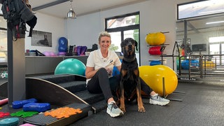 Stefanie Lakins mit ihrem Dobermann Zeus in ihrem Fitness-Studio für Hunde in Teningen.