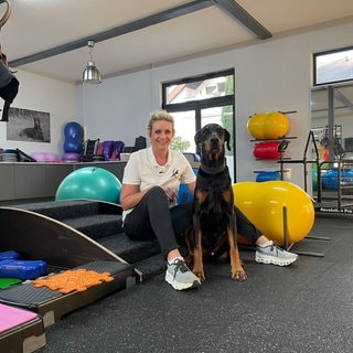 Stefanie Lakins mit ihrem Dobermann Zeus in ihrem Fitness-Studio für Hunde in Teningen.