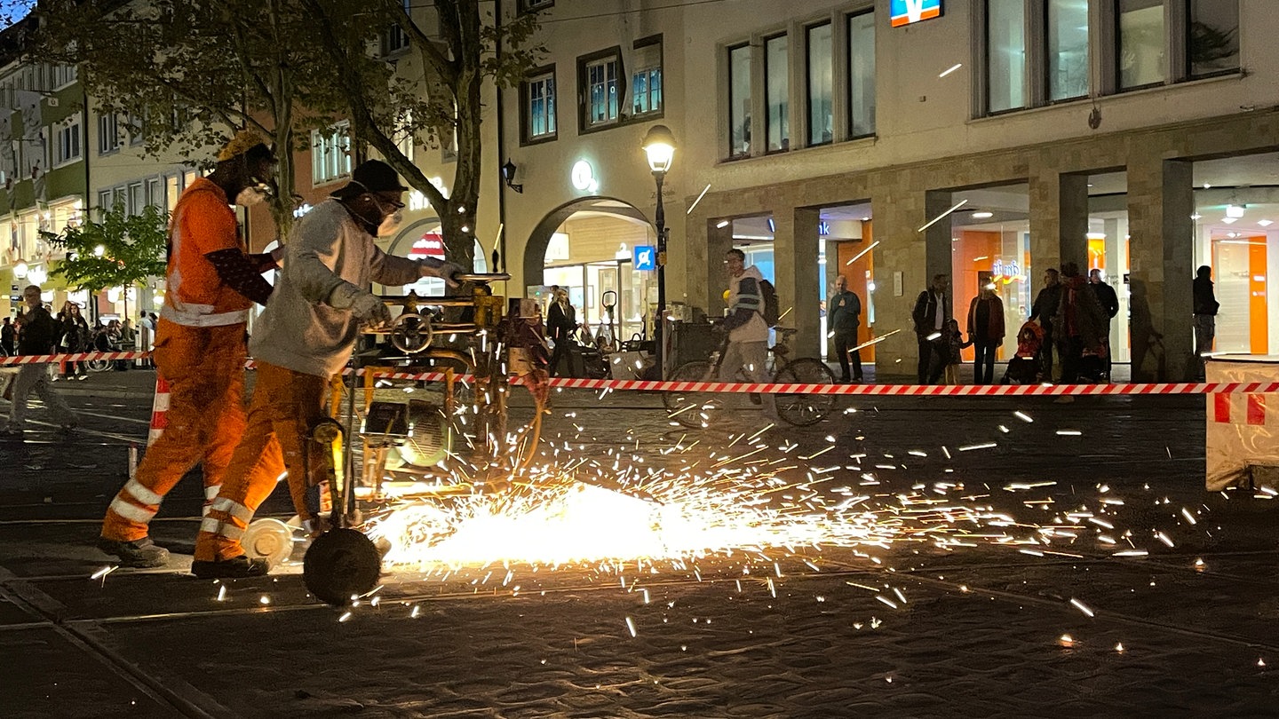 Beim Bertoldsbrunnen in Freiburg funkt es: Spezialkräfte bessern die Straßenbahnenschienen aus. Anita Westrup hatte beim Schnappschuss den Geruch von brennenden Wunderkerzen in der Nase.