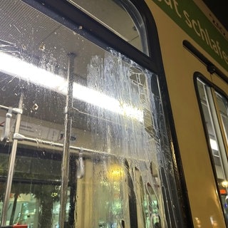 Ein Fenster einer Straßenbahn in Freiburg wurde an Halloween mit Eiern beworfen.