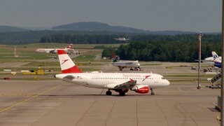 Flugzeuge landen und verlassen den Flughafen Zürich.