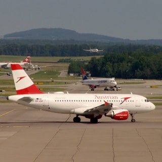 Flugzeuge landen und verlassen den Flughafen Zürich.