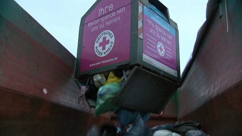 Ein Altkleidercontainer wird in Freiburg geleert.