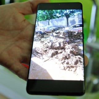 Ein Foto zeigt die Verwüstung in Spanien nach dem Unwetter vor einem Haus in Picanya bei Valencia