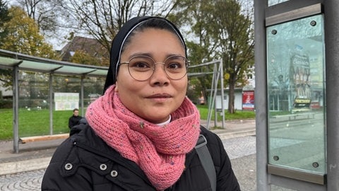 Schwester Jaennette wartete am Busbahnhof in Offenburg vergeblich auf einen Stadtbus.