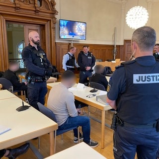 Vier Männer stehen vor dem Landgericht in Rottweil. Ihnen wird vorgeworfen, Metall im Wert von fast zwei Millionen Euro gestohlen zu haben.