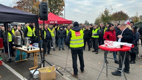 Warnstreik bei der SWEG, betroffen ist vor allem der Ortenaukreis. Vor dem SWEG-Gebäude in Lahr haben sich einige Streikende versammelt.