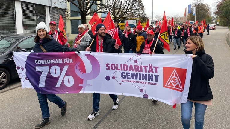 Startpunkt des Warnstreiks der IG Metall war beim Verpackungsunternehmen Amcor in Teningen (Landkreis Emmendingen).