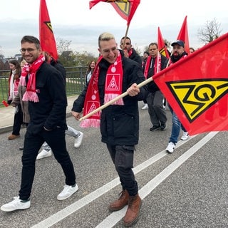 Knapp 300 Beschäftigte der Metall- und Elektroindustrie sind nach Gewerkschaftsangaben am Mittwoch durch Teningen gezogen.