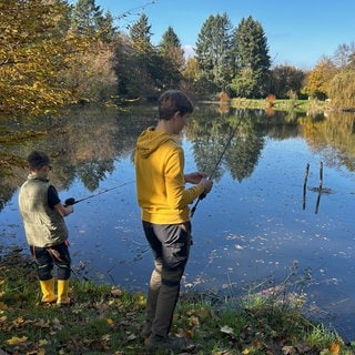 Am Steinbuckweiher in Buchheim in der March bei Freiburg trifft sich die Anglerjugend 