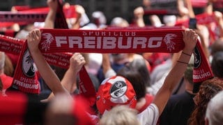 SC-Fans auf der Tribüne. Vor dem Spiel halten viele ihre Schals in die Höhe. Der Fanbeirat hat sich bei Heimspielen eine sachlichere Stadionmoderation gewünscht.