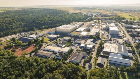 Das Industriegebiet am Rand des Schwarzwalds bei Nagold von oben