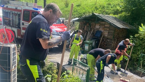 Helfer aus dem Dreiländereck beim Einsatz in MežicaSlowenien nach der Flutkatastrophe 2023.