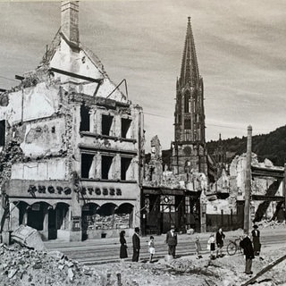 Blick aufs Freiburger Münster, das die Angriffe nahezu unbeschadet überstand