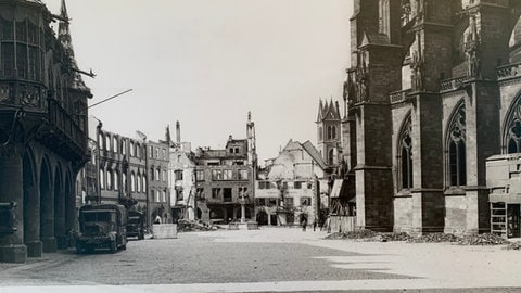 Der Freiburger Münsterplatz nach dem Bombardement