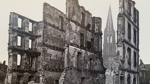 Blick durch zerbombte Gebäude aufs Freiburger Münster