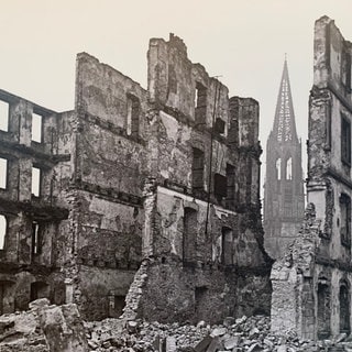 Blick durch zerbombte Gebäude aufs Freiburger Münster