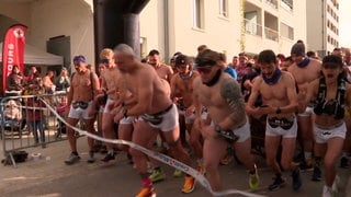 Männer joggen in Straßburg in Unterhose, um auf das wichtige Thema Krebsvorsorge aufmerksam zu machen.