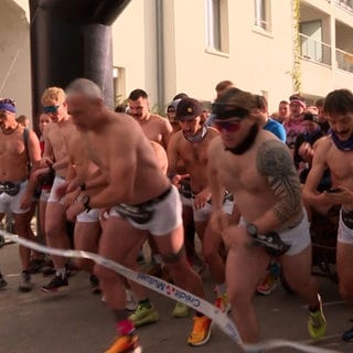 Männer joggen in Straßburg in Unterhose, um auf das wichtige Thema Krebsvorsorge aufmerksam zu machen.