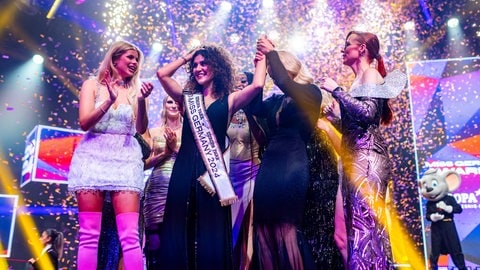 Apameh Schönauer feiert gemeinsam mit ihren Mitbewerberinnen ihren Titelgewinn als Miss Germany 2024. Das Finale zur Wahl der Miss Germany findet 2025 zum letzten Mal im Europa-Park Rust statt.