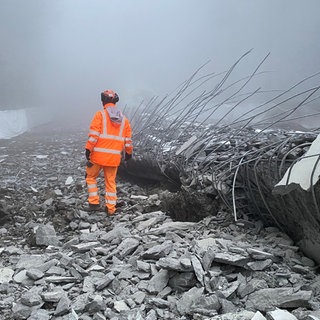 Die Trümmerteile des Windrads auf dem Schauinsland bei Freiburg. Das zweite alte Windrad ist dort erfolgreich gesprengt worden.