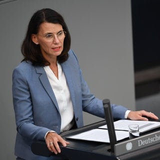 Rita Schwarzelühr-Sutter (SPD), Parlamentarische Staatssekretärin im Bundesministerium für Inneres und Heimat, spricht bei der Aktuellen Stunde in der Plenarsitzung im Deutschen Bundestag. Sie will erneut für den Bundestag kandidieren.