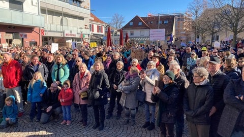 Etwa tausend Menschen kamen am Sonntagmittag auf den Lammplatz in Bad Krozingen, um gegen Rechtextremismus und Faschismus zu demonstrieren.