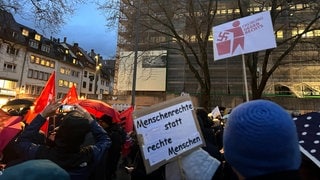 Auf dem Platz der Alten Synagoge in Freiburg haben sich am Mittwochabend mehr als 5.000 Tausend Menschen zu einer Kundgebung versammelt, um ein Zeichen gegen Rechts zu setzen. Aufgerufen hatten verschiedene politische Jugendorganisationen aus Freiburg.