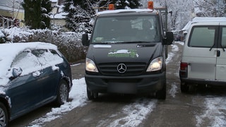 Weil in manchen Straßen zu viele Autos parken, kommen größere Autos oft nur schwer durch 