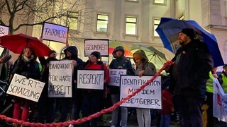 Insgesamt rund 200 Menschen haben sich am Donnerstagabend vor dem Josephskrankenhaus in Freiburg zu einer Mahnwache für die gekündigte Ärztin versammelt. 