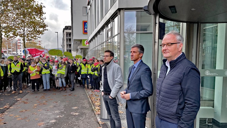 Vor der Uniklinik Freiburg trifft Klinikdirektor Frederik Wenz auf die Streikenden