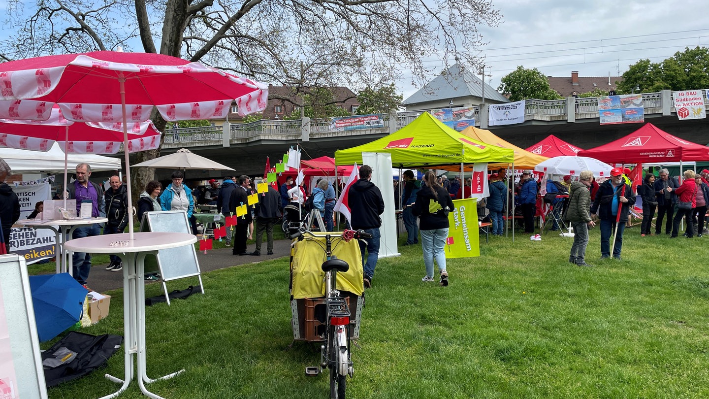 Ein Lastenrad parkt auf dem Stühlinger Kirchplatz in Freiburg bei der landesweit zentralen DGB-Kundgebung zum Tag der Arbeit.